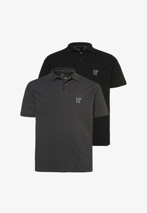 Deux polos en noir et gris foncé, avec un col classique, des manches courtes et un petit logo brodé sur la poitrine.