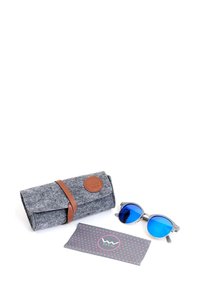 Sluneční brýle s modrými reflexními skly, kovovými rámy, doplněné šedým plstěným pouzdrem s hnědým koženým popruhem a dezénovým čistícím hadříkem.