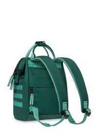 Grüner Stoff-Rucksack mit doppeltem seitlichem Reißverschluss, verstellbaren Riemen und Tragegriff an der Oberseite; verfügt über gestreifte Akzente und ein strukturiertes Design.
