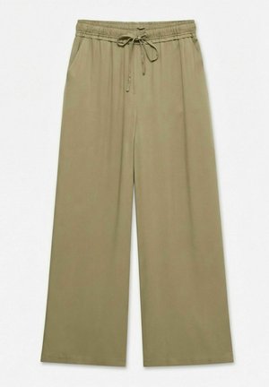 Løse olivengrønne bukser med elastisk taljebånd og snøre, der har sidelommer og brede, lige ben.