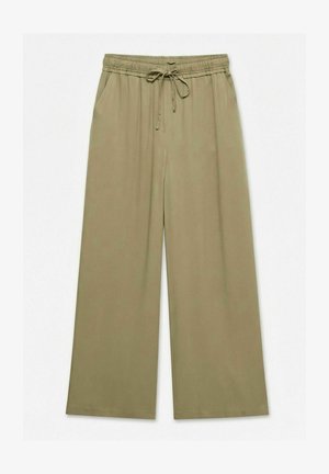 Løse olivengrønne bukser med elastisk taljebånd og snøre, der har sidelommer og brede, lige ben.