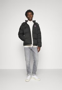 Tommy Jeans SCANTON SLIM - Slim fit jeans - grey