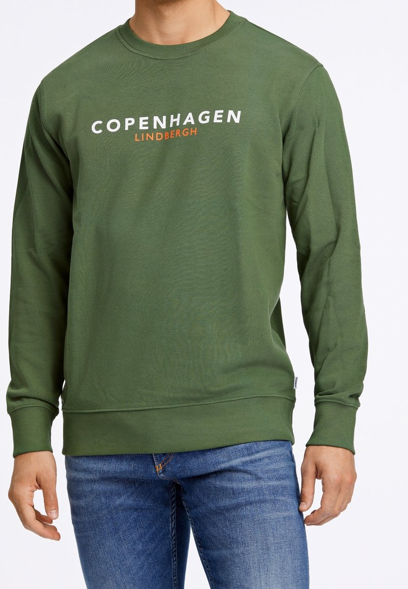Felpa verde a maniche lunghe con la scritta "COPENHAGEN LINDBERGH" in bianco e arancione. Tessuto morbido, scollo rotondo e polsini a costine.