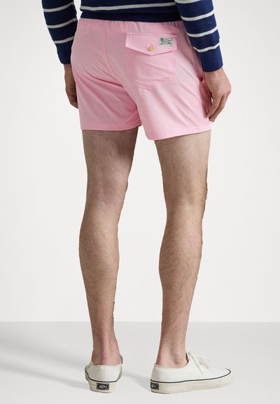 Pantaloni scurți de înot roz, cu un design ajustat, material texturat și o buzunar pe spate cu închidere prin buton și patch cu logo.
