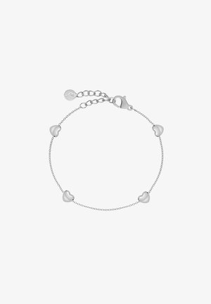 Sidabrinė apyrankė su grandinės dizainu, papuošta trimis širdelės formos akcentais. Į komplektą įeina krabų užsegimas ir reguliuojama ilgio grandinėlė.