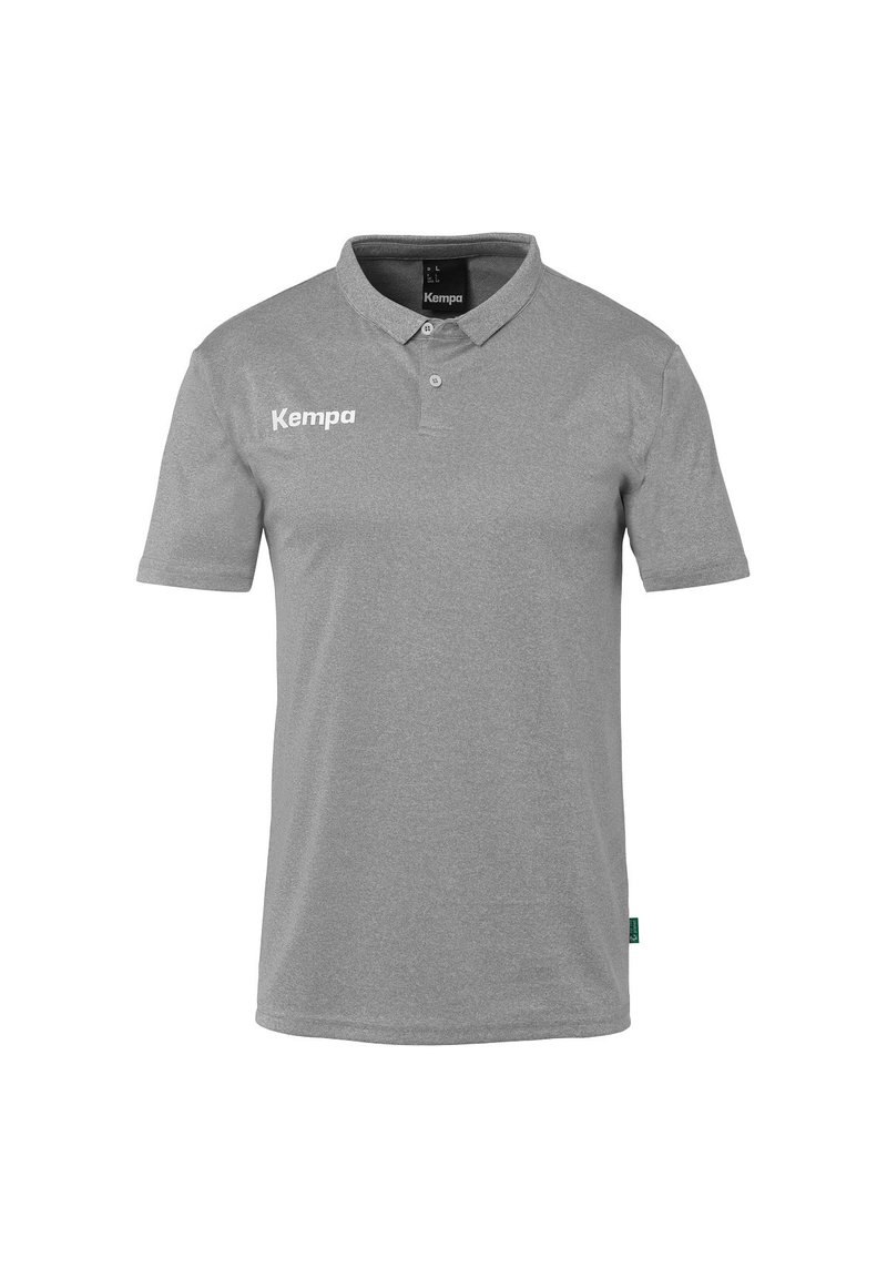 Grijze polo gemaakt van lichtgewicht stof. Heeft een kraag, korte mouwen en een wit "Kempa" logo op de linkerborst. Zachte textuur.