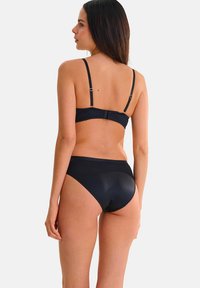 Ensemble bikini noir comprenant un soutien-gorge ajusté avec bretelles réglables et un bas taille haute assorti, texture lisse, détails minimaux.
