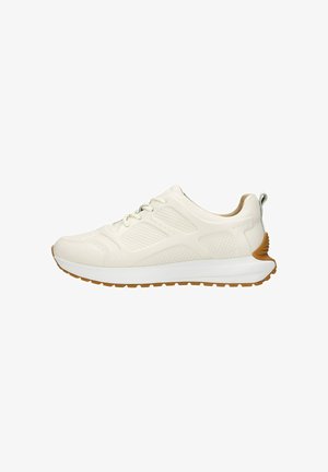 Weiße Sportschuhe mit einer strukturierten Mesh-Oberfläche und hellbraunen Akzenten. Zu den Merkmalen gehören eine gepolsterte Sohle, eine Schnürung und eine Zuglasche an der Rückseite.