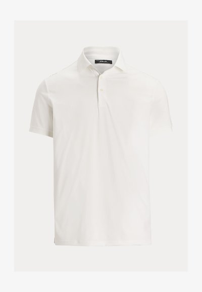 Biely polo tričko s krátkym rukávom, golierom a zapínaním na dve gombíky, vystavené na jednoduchom svetlom pozadí.