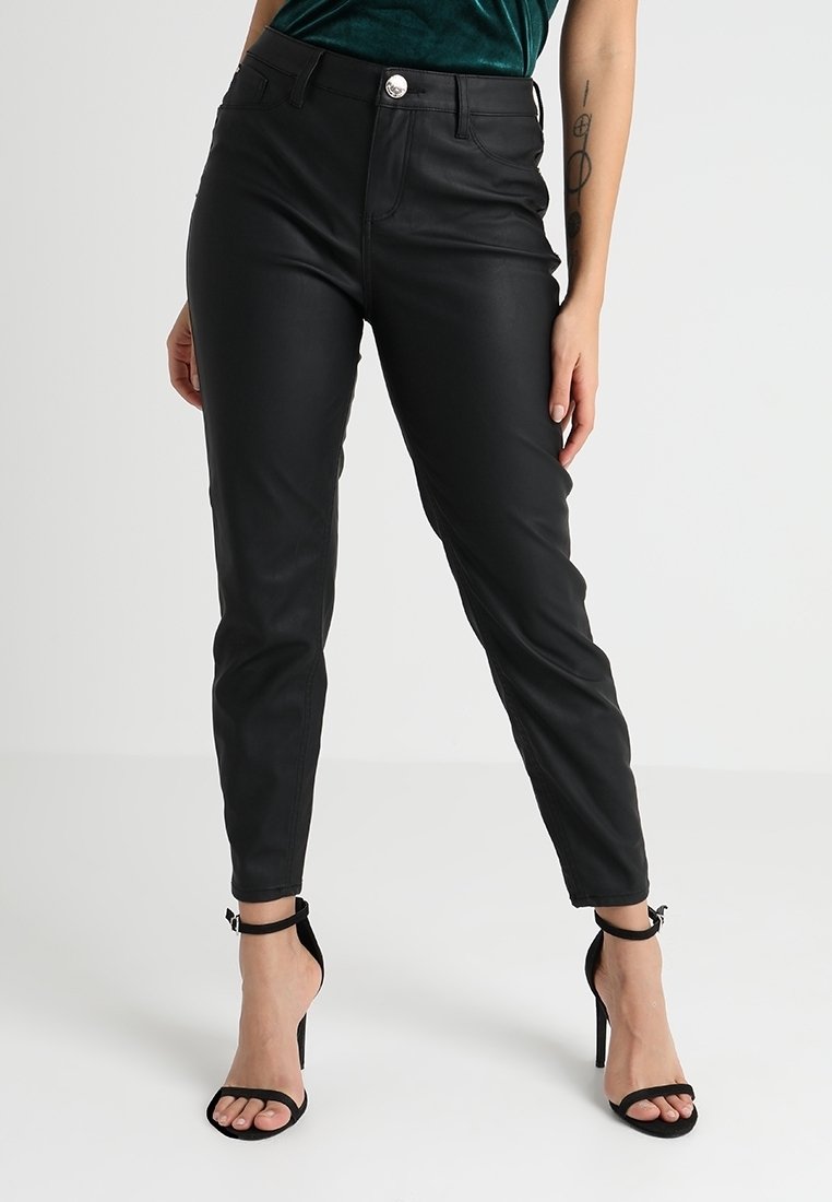Černé kalhoty z umělé kůže s vysokým pasem a přiléhavým střihem, vybavené předním zapínáním na knoflíky a dvěma bočními kapsami. Hladká textura.