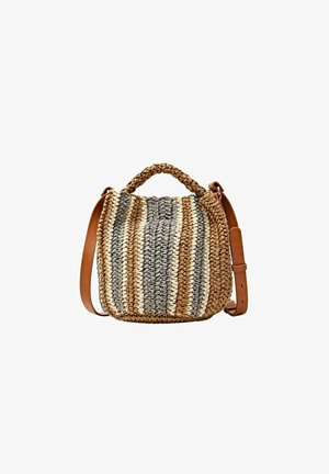 Sac à main en paille tissée avec des rayures verticales marron, beige et grises, doté d'une poignée tressée et d'une bandoulière en cuir beige réglable.
