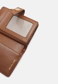 MICHAEL Michael Kors CHARM WALLET - Rahakott - luggage