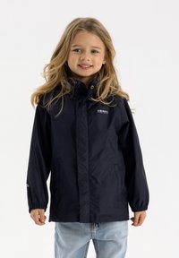 Meri sininen vedenpitävä takki elastisilla hihansuilla, hupulla, etutaskuilla ja logoyksityiskohdalla. Yhdistetty vaalean denimihousujen kanssa. Lapsiystävällinen muotoilu.