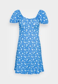 Niebieska sukienka z bufiastymi rękawami i okrągłym dekoltem, wykonana z fakturowanej tkaniny, z białym kwiatowym wzorem na całej powierzchni.