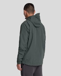 Veste noire résistante à l'eau avec capuche, poignets élastiques et coupe décontractée. Texture lisse et design minimaliste.