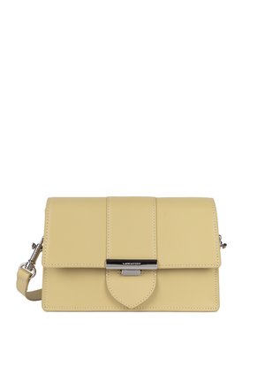 Sac bandoulière rectangulaire en cuir beige avec rabat avant, fermeture argentée, plaque métallique de marque et sangle réglable avec ferrures argentées.