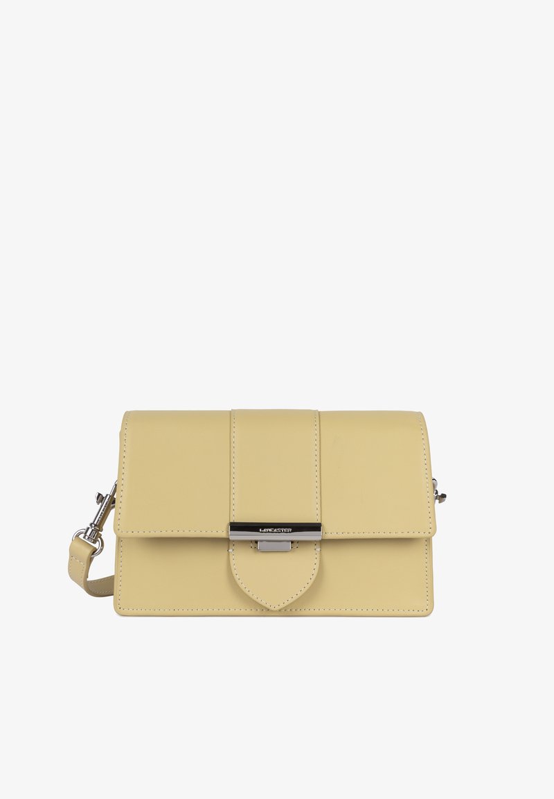 Sac bandoulière rectangulaire en cuir beige avec rabat avant, fermeture argentée, plaque métallique de marque et sangle réglable avec ferrures argentées.