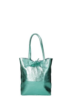 Sac fourre-tout en teck métallisé avec une finition brillante, deux poignées et un détail de fermeture noué. Fabriqué en matière semblable au cuir.