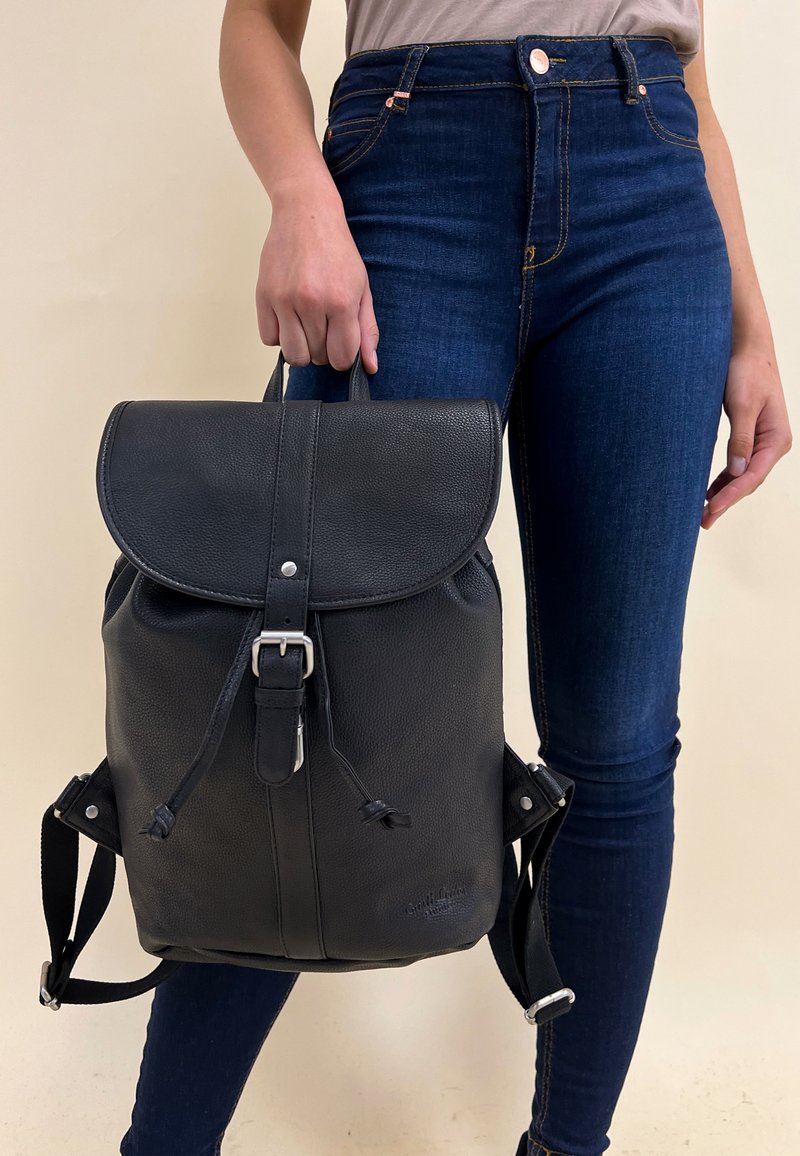 Gusti Leder Rucksack schwarz rindsleder/black Zalando.de