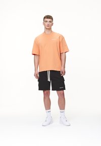 Pegador LOGO TEE - T-Shirt basic - washed apricot/white gum