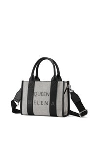 Borsa tote bianca e nera con texture a rete, dotata di due manici superiori, tracolla rimovibile e con "QUEEN HELENA" stampato sul davanti.