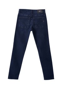 Jeans in denim blu scuro con taglio dritto, dotati di due tasche posteriori e un'etichetta in vita. Texture liscia e dettagli di cucitura minimi.