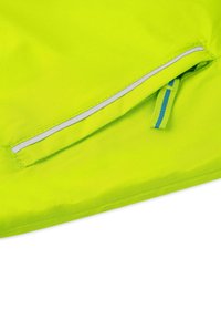 Neongelber Stoff mit glatter Textur und reflektierendem Streifen. Verfügt über eine seitliche Reißverschlusstasche mit einem blauen Zugband.