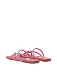 Chanclas rosas con tiras texturizadas y suela plana. Las tiras presentan un diseño entrecruzado. Logotipo de la marca impreso en la plantilla.