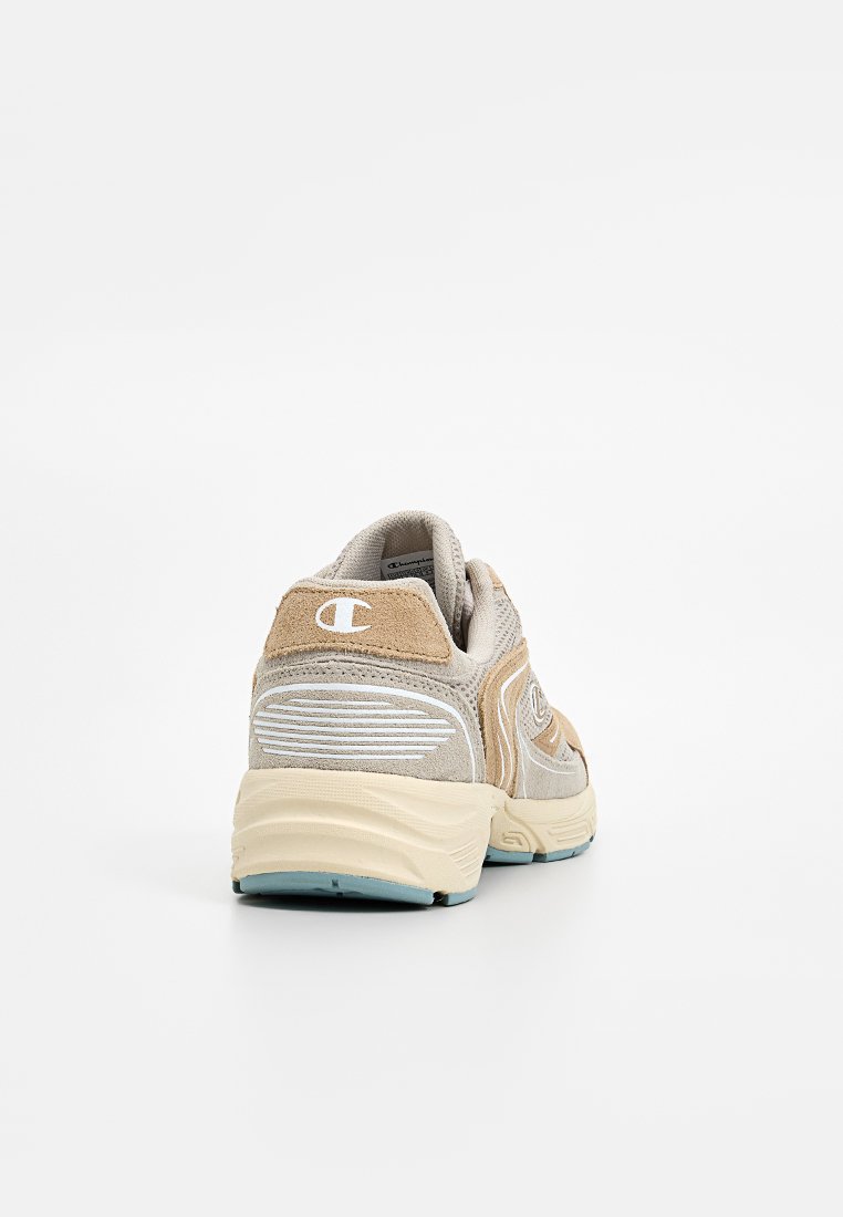 Hellgrauer und beiger Sneaker mit einem strukturierten Wildleder-Obermaterial, Mesh-Einsätzen und einer Gummisohle mit blauen Akzenten. Logo an der Ferse.