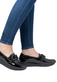 Remonte Slipper - glanzschwarz