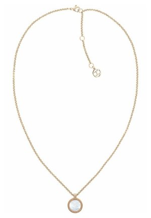 Collier chaîne en or avec pendentif rond présentant un centre en nacre blanche et un texte gravé sur l'anneau extérieur.
