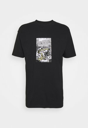 Schwarzes Baumwoll-T-Shirt mit einem rechteckigen Grafikdruck in Graustufen und lebendigen grünen und gelben Akzenten. Kurze Ärmel und Rundhalsausschnitt.