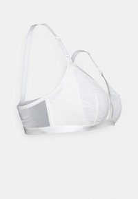 Sutiã branco de renda com painéis de malha transparente, uma faixa inferior de satin suave, alças ajustáveis e detalhes em padrão floral nas copas.