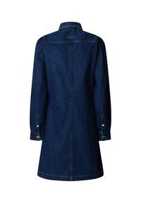 Tumši zilas džinsu krekla kleita ar apkakles apkakli, garām piedurknēm un pogājamiem aprocēm. Iekļauj smalku stiepļu detaļu aizmugurē.