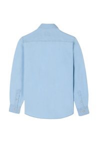Camisa de botones de manga larga en un azul claro, hecha de denim, con cuello extendido y puños abotonados. Textura suave con detalles mínimos.