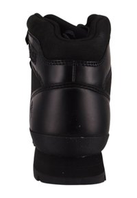 Sneakers montants noirs avec une semelle en caoutchouc, un tissu texturé et des accents en cuir lisse. Comprend un col rembourré et un branding discret.