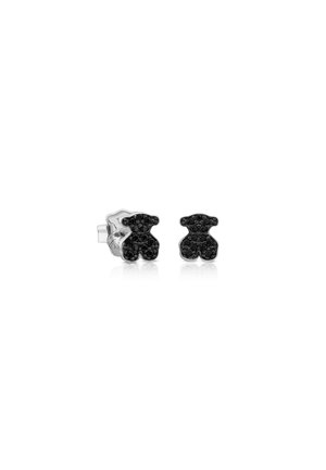 Pendientes de plata con forma de ositos de peluche, cada uno adornado con pequeñas piedras negras, sobre un fondo blanco.