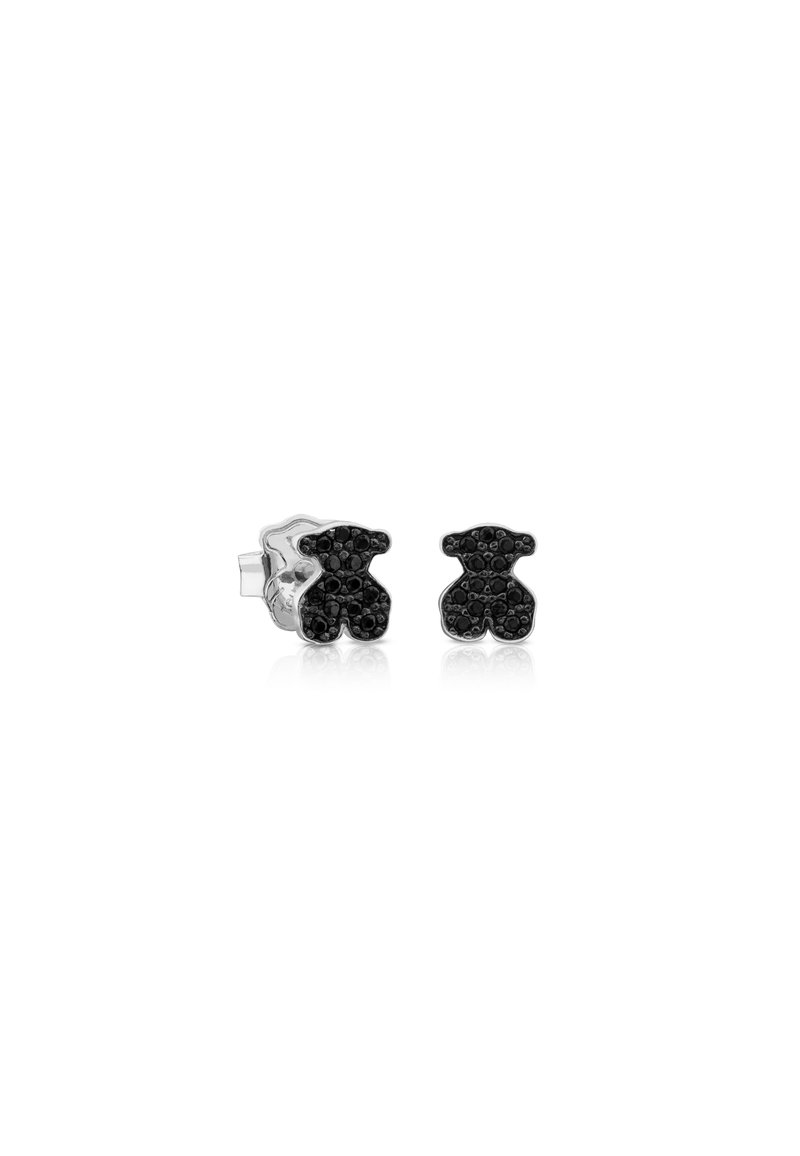Pendientes de plata con forma de ositos de peluche, cada uno adornado con pequeñas piedras negras, sobre un fondo blanco.