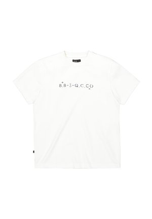 Weißes T-Shirt mit kurzen Ärmeln und schwarzem aufgedrucktem Text "B.B-J-Q.C.CO" mittig auf der Brust, mit Pfeilen ober- und unterhalb einiger Buchstaben.