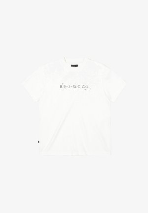 Weißes T-Shirt mit kurzen Ärmeln und schwarzem aufgedrucktem Text "B.B-J-Q.C.CO" mittig auf der Brust, mit Pfeilen ober- und unterhalb einiger Buchstaben.