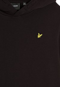 Felpa nera con cappuccio realizzata in tessuto testurizzato, dotata di tasca frontale, cappuccio con coulisse e un piccolo logo di un uccellino giallo sul lato sinistro del petto.