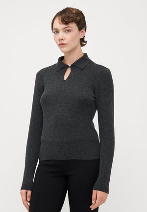 Grå strikket genser med krage og et front nøkkelhull-detalj. Lange ermer og en tettsittende design med ribbede mansjetter og nederkant.