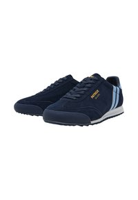 Un par de zapatillas de ante azul marino con rayas azul claro, suelas oscuras y la marca "Patrick Dijon" en dorado en el costado.