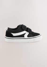 Sneaker per bambino piccolo bianco e nero con due strisce in velcro, banda laterale bianca e suola in gomma bianca con puntale testurizzato.