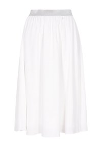 Witte midi rok met een zilveren elastische tailleband, voorzien van een geplooid ontwerp en een soepele, lichte stof die zachtjes valt.