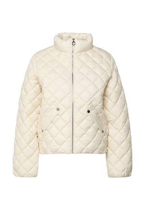 Crèmekleurige gewatteerde pufferjas met hoge kraag, ritssluiting aan de voorkant en twee klepzakken met drukknopen.