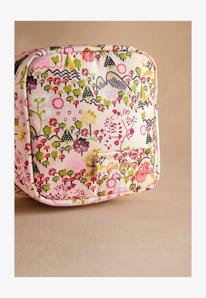 Taisnstūra soma ar ziedu un ģeometrisku rakstu rozā, zaļā un melnā krāsā uz gaiša fona. Iekļauta logo uzlauka.