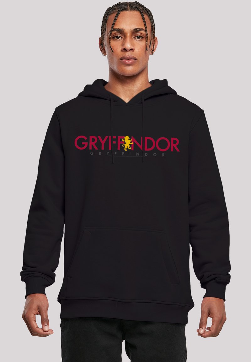 Fekete kapucnis pulóver, piros és sárga "GRYFFINDOR" felirattal és oroszlán emblémával. Az anyag puha, elülső zsebbe és bordás mandzsettákba öltöztetve.