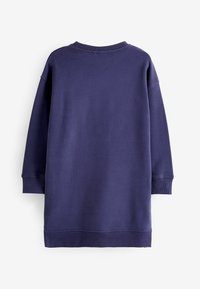 Fialová mikina s kulatým výstřihem, dlouhými rukávy a žebrovanými manžetami. Hladká textura, jednoduchý design a žádné viditelné vzory či akcenty.