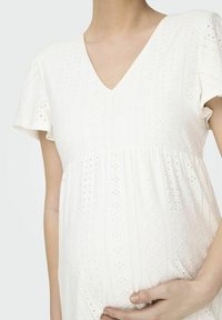 ONLY MATERNITY NORMAL GESCHNITTEN V-AUSSCHNITT - Jurk - cloud dancer